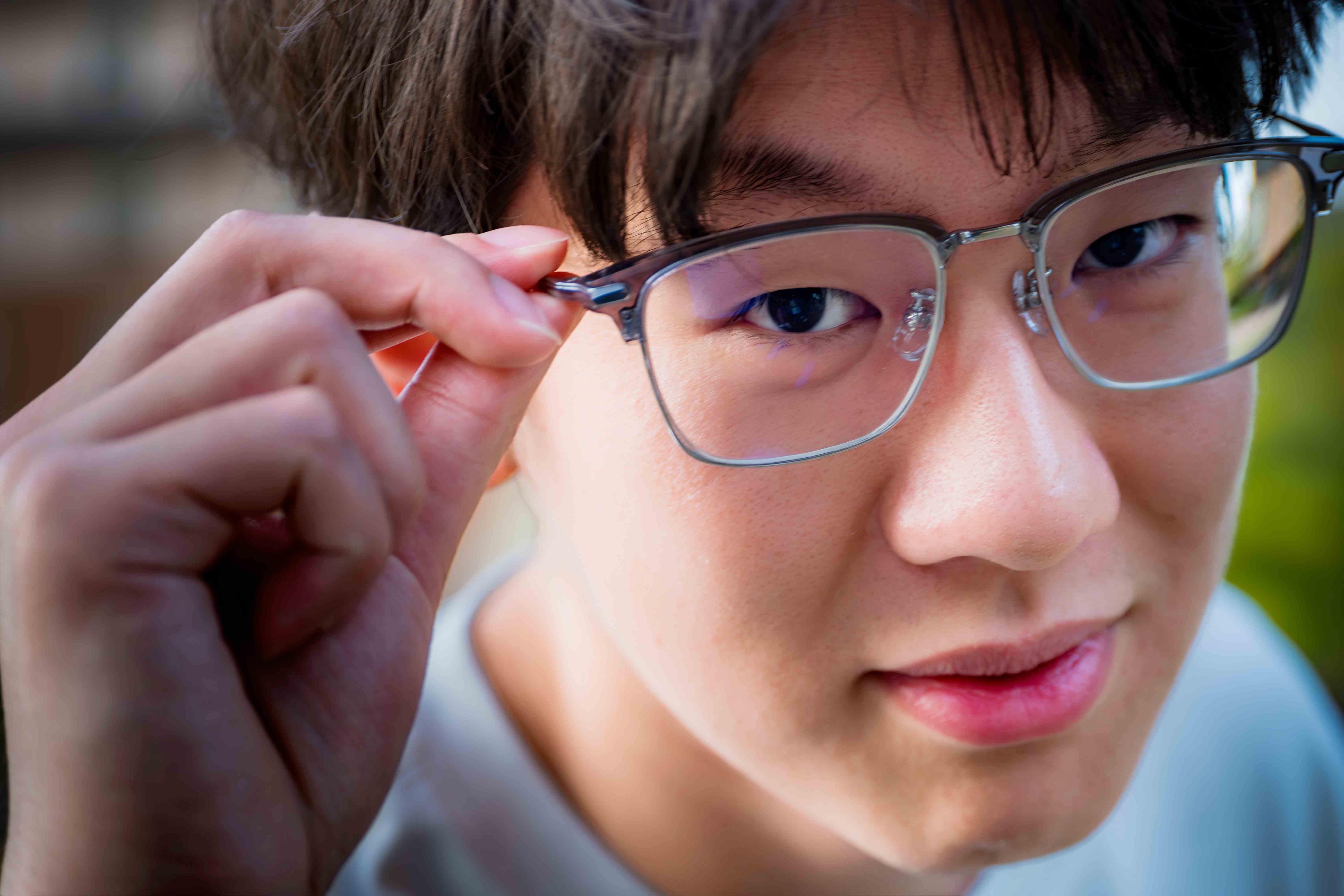 戴眼镜的乐队成员特写照片,手扶眼镜