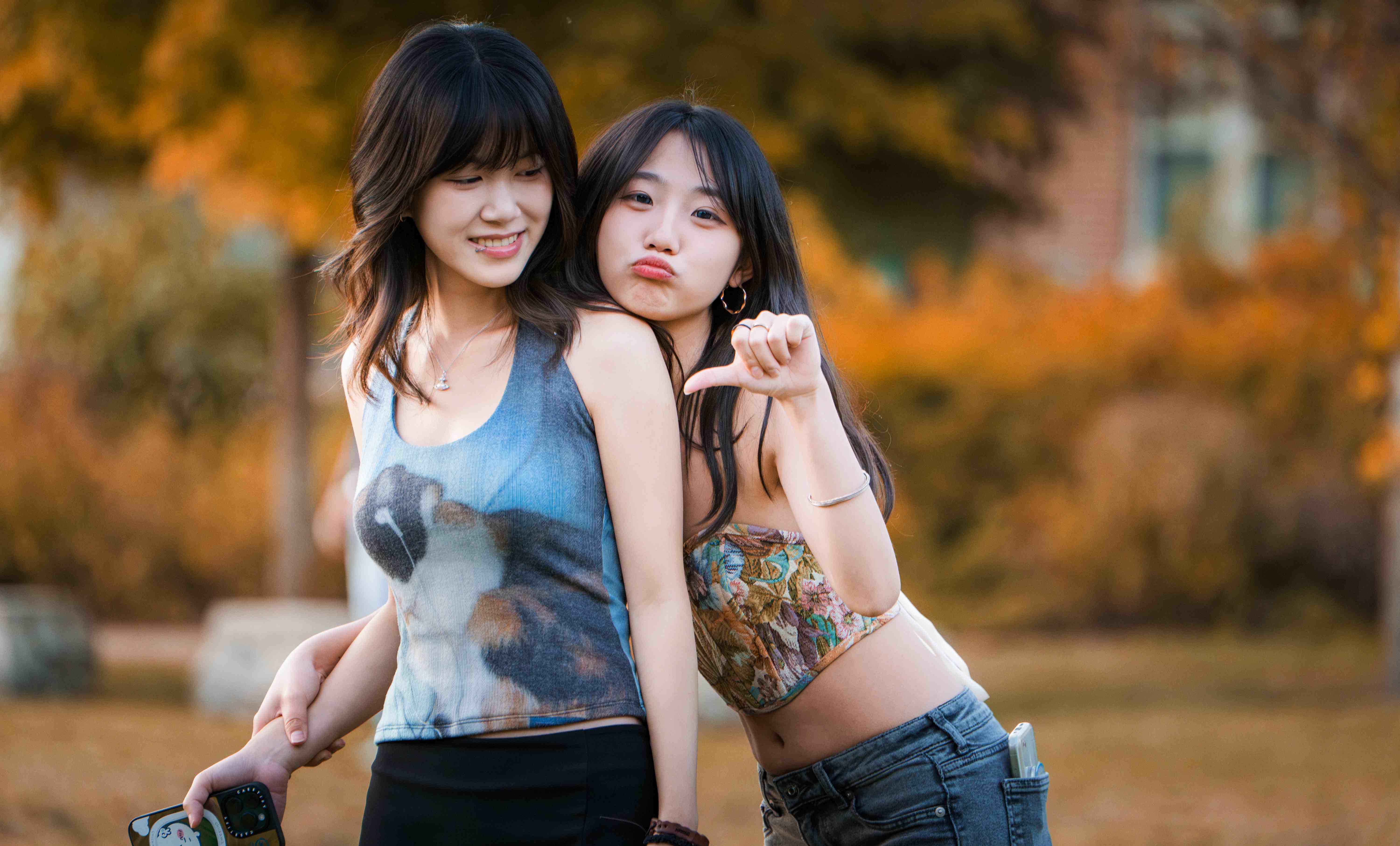 两个女生的亲密合影,一人做可爱手势